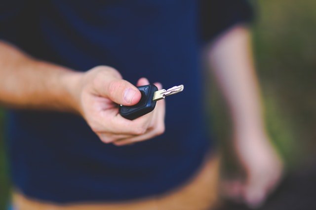 car key in hand 6097